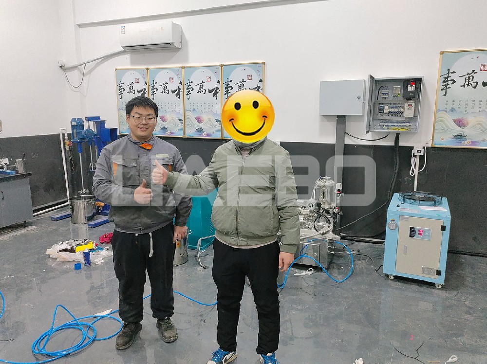 河北某公司1L砂磨機(jī)、150三輥機(jī)調(diào)試成功